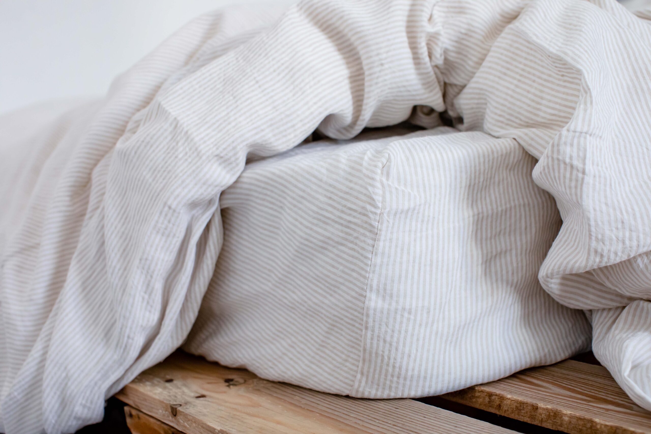 Set Natural Small Stripes Cearșaf 80x200 și Husă Pilotă 150x200