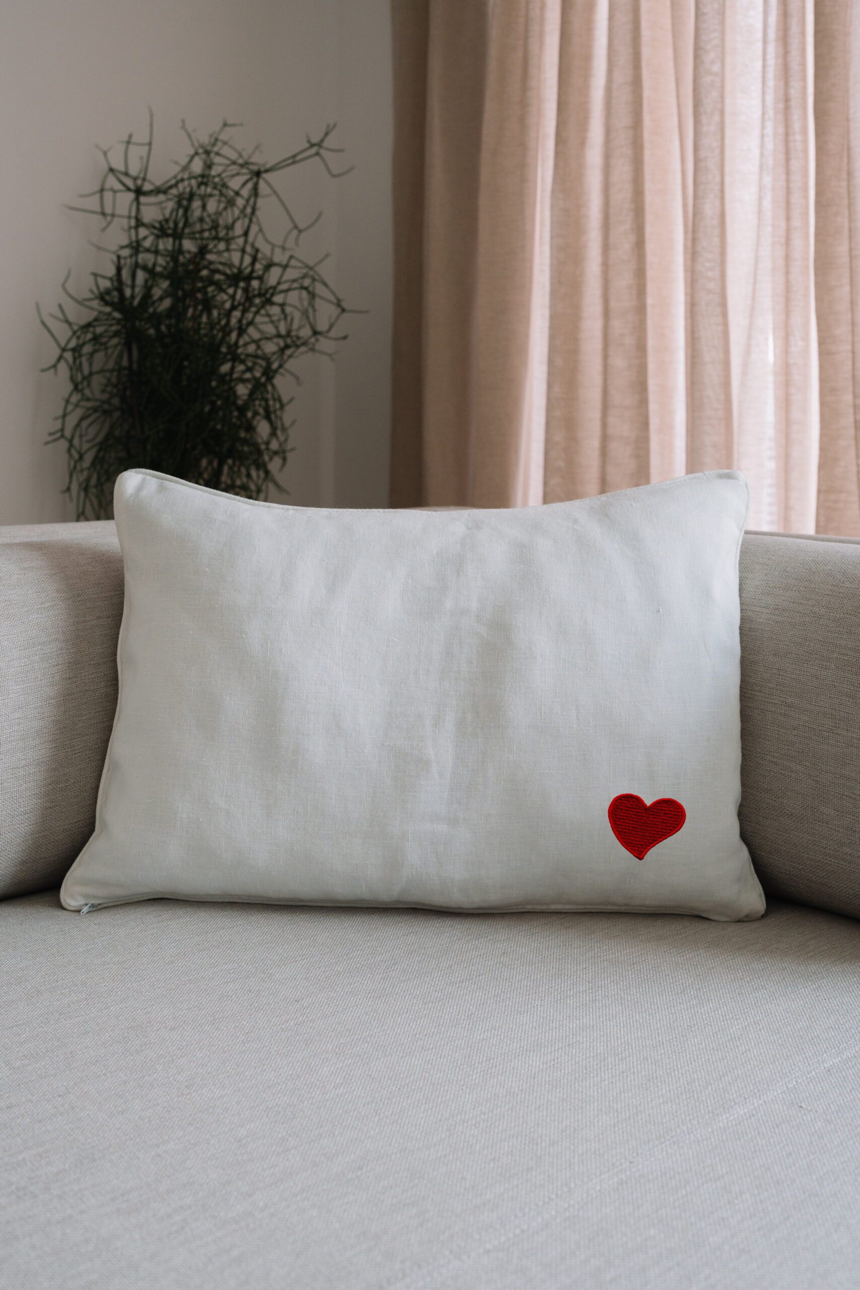 HUG linen pillow with cord 50x60